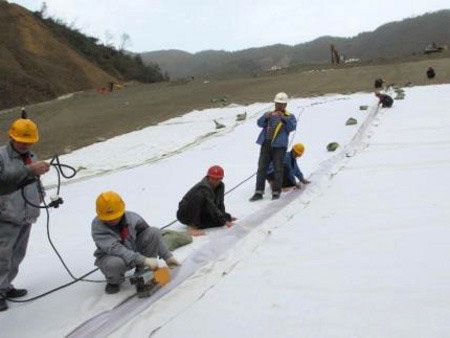 白溪水庫(kù)復(fù)合土工膜施工