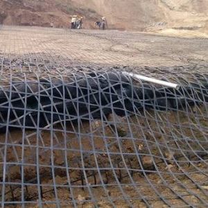 中鐵十八局大張高速路基鋪設(shè)鋼塑格柵